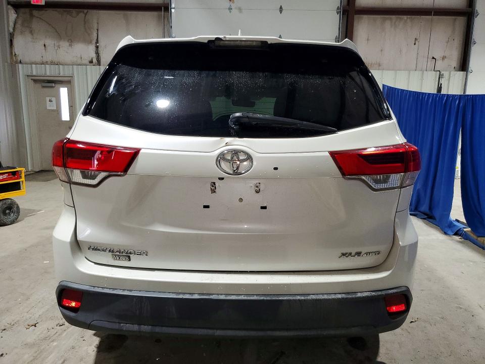 Продажа на аукционе авто 2019 Toyota Highlander, vin: 5TDJZRFH4KS598136, номер лота: 79659965
