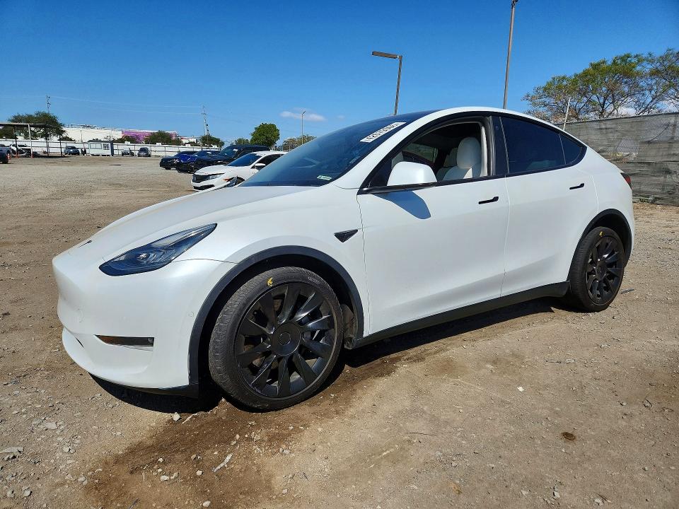 42079006 :رقم المزاد ، 7SAYGAEE5NF417473 vin ، 2022 Tesla Model Y مزاد بيع