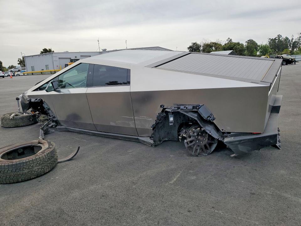 47986756 :رقم المزاد ، 7G2CEHEE9SA062089 vin ، 2025 Tesla Cybertruck مزاد بيع