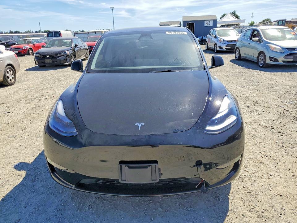 46193906 :رقم المزاد ، 7SAYGAEE7SF272187 vin ، 2025 Tesla Model Y مزاد بيع