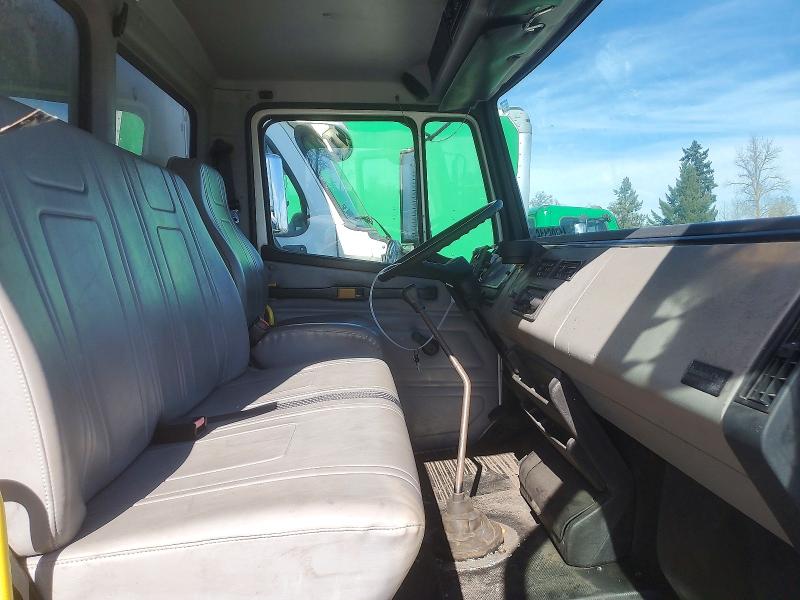 Продажа на аукционе авто 2001 Freigliner Medium Conventional, vin: 1FVABSAK11HH98383, номер лота: 51323596