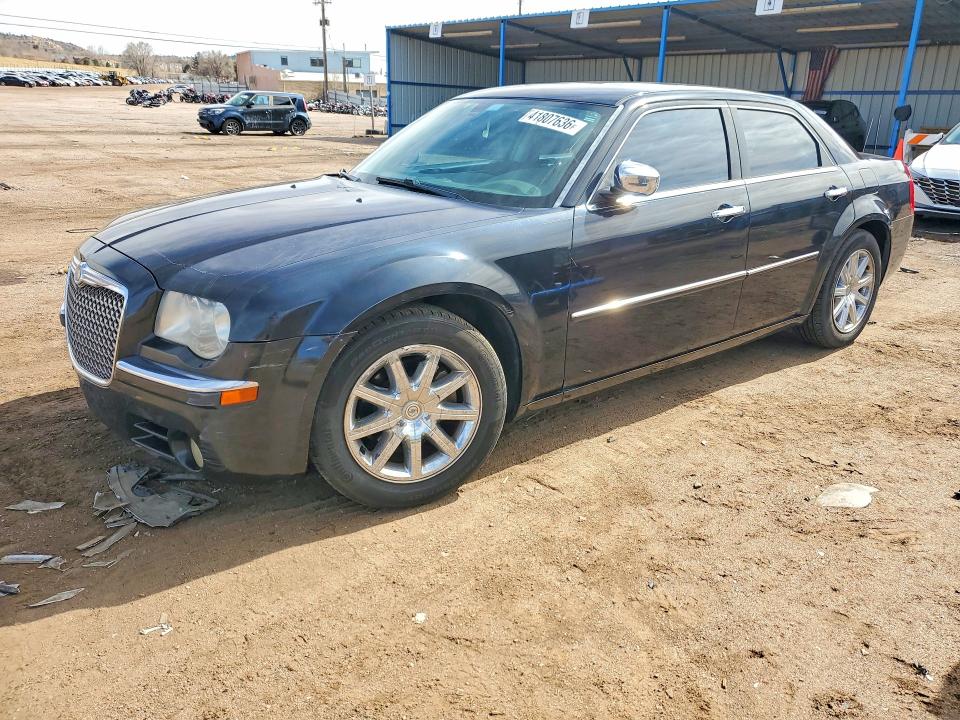 41807636 :رقم المزاد ، 2C3CA3CV1AH137579 vin ، 2010 Chrysler 300 مزاد بيع