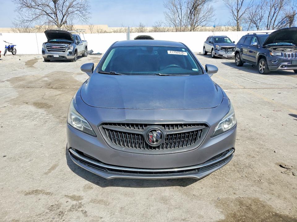 41792636 :رقم المزاد ، 1G4ZP5SSXJU108999 vin ، 2018 Buick Lacrosse مزاد بيع