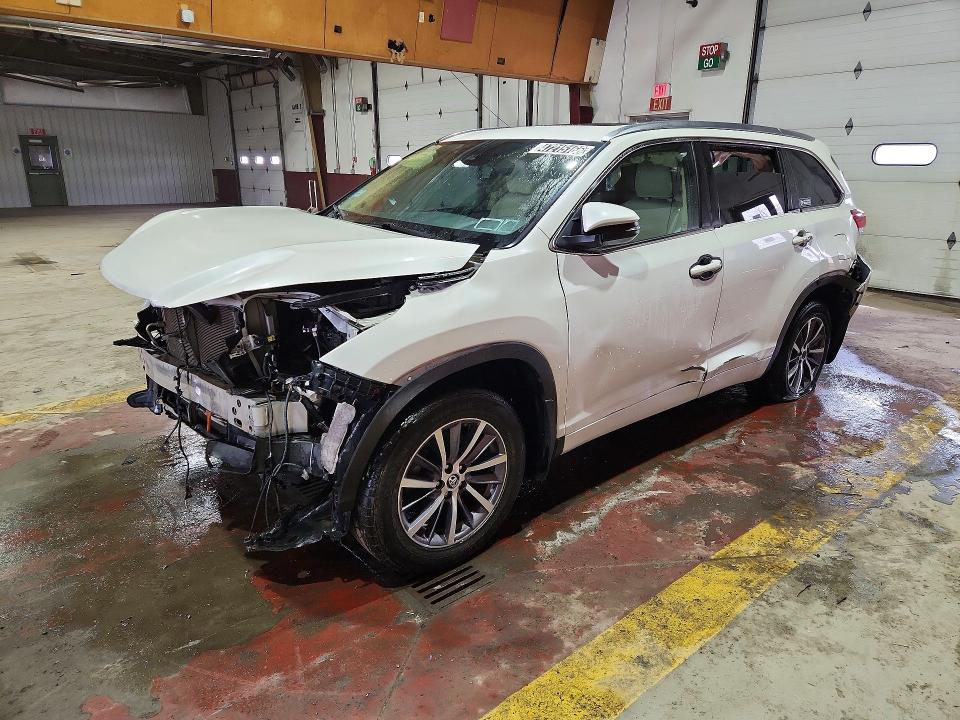 Продажа на аукционе авто 2019 Toyota Highlander, vin: 5TDJZRFH7KS572744, номер лота: 47215166