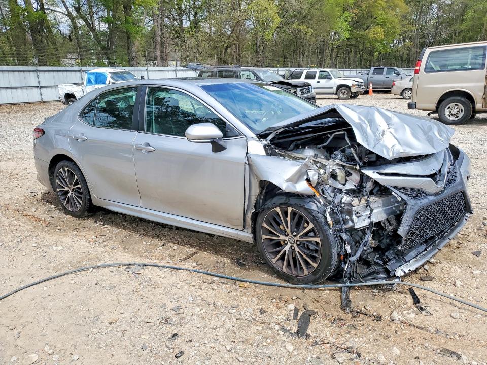 48111126 :رقم المزاد ، 4T1B11HK8JU595171 vin ، 2018 Toyota Camry مزاد بيع