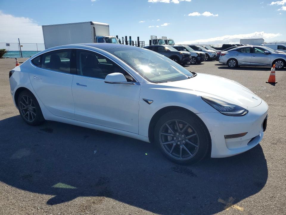 48113166 :رقم المزاد ، 5YJ3E1EA2JF098828 vin ، 2018 Tesla Model 3 مزاد بيع