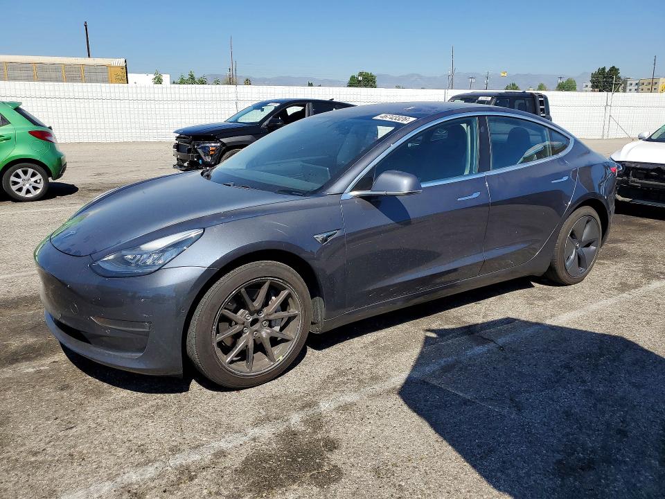 46743326 :رقم المزاد ، 5YJ3E1EA4JF028103 vin ، 2018 Tesla Model 3 مزاد بيع