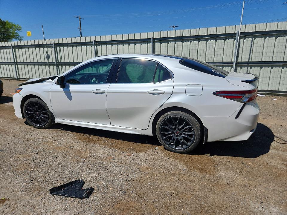 46624756 :رقم المزاد ، 4T1B61HK4JU137435 vin ، 2018 Toyota Camry مزاد بيع