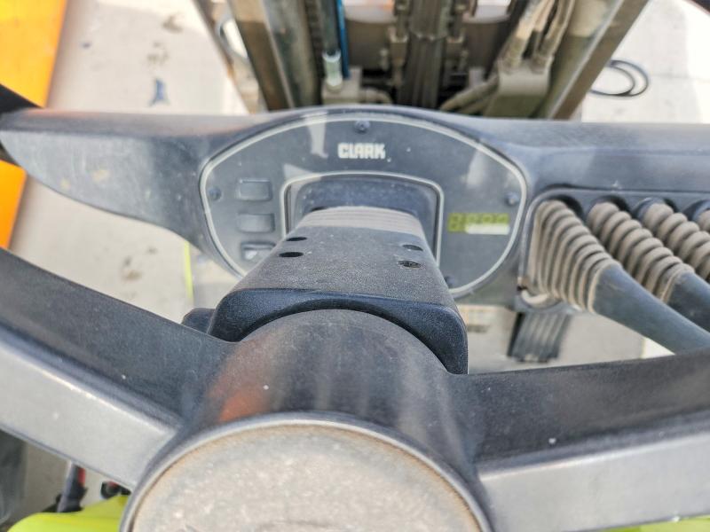 53296636 :رقم المزاد ، ECG35800696843F vin ، 1999 Clark Forklift Forklift مزاد بيع