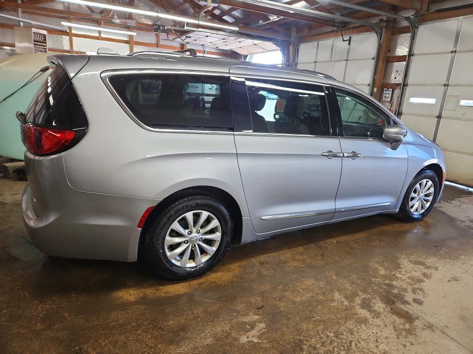 46021126 :رقم المزاد ، 2C4RC1BG1JR236131 vin ، 2018 Chrysler Pacifica مزاد بيع
