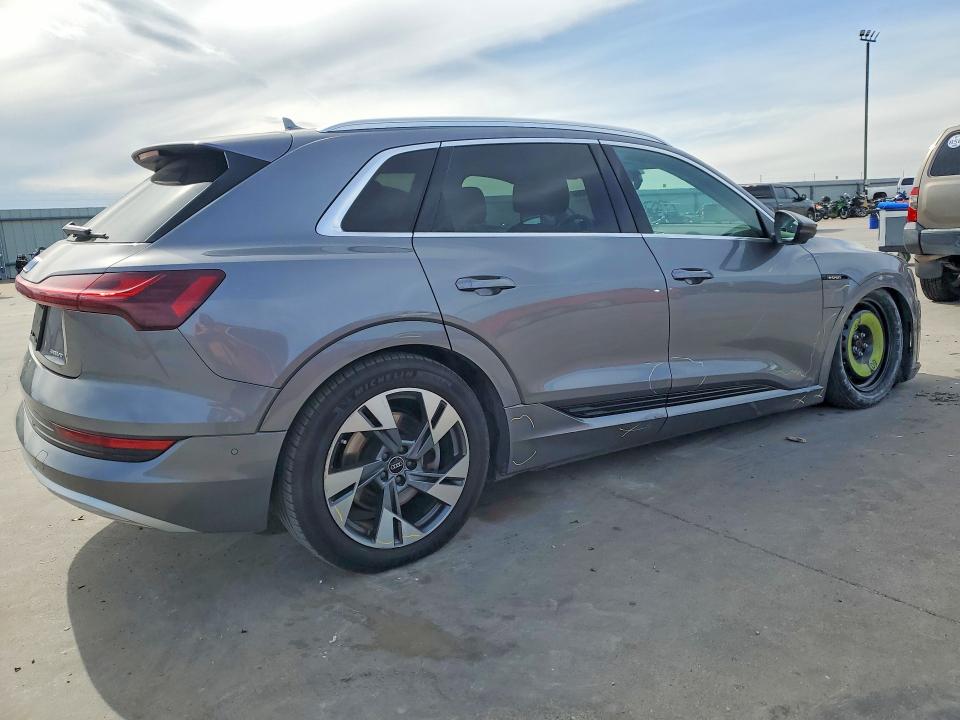 45935816 :رقم المزاد ، WA1LAAGE7NB013299 vin ، 2022 Audi E-tron مزاد بيع