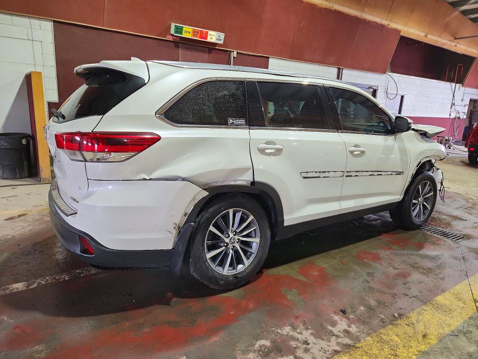 Продажа на аукционе авто 2019 Toyota Highlander, vin: 5TDJZRFH7KS572744, номер лота: 47215166