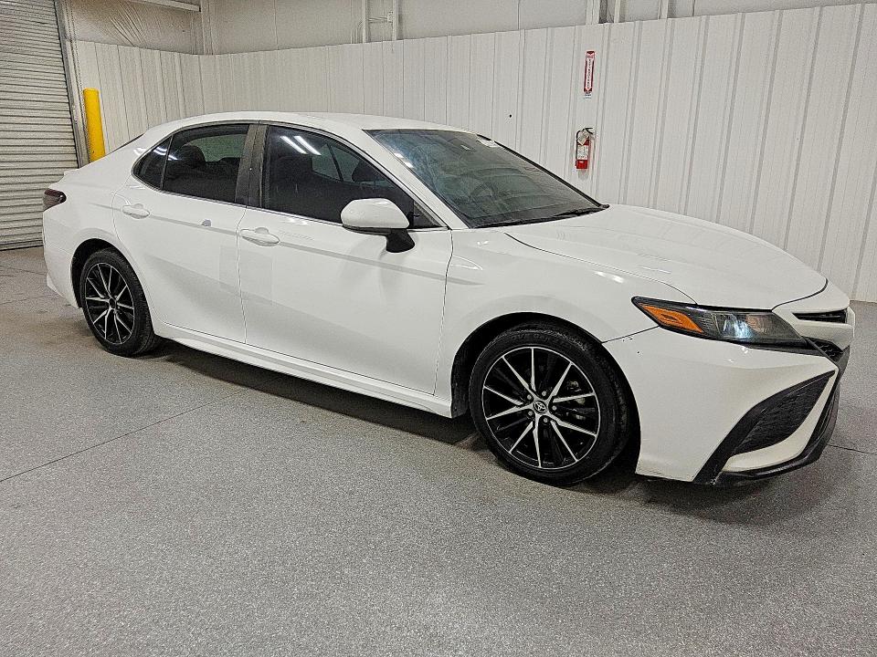 94030195 :رقم المزاد ، 4T1G11AKXMU429951 vin ، 2021 Toyota Camry مزاد بيع