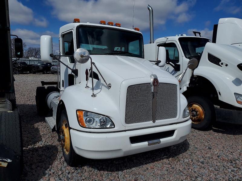 46206206 :رقم المزاد ، 2XKHAJ7X1FM462639 vin ، 2015 Kenworth T330 مزاد بيع