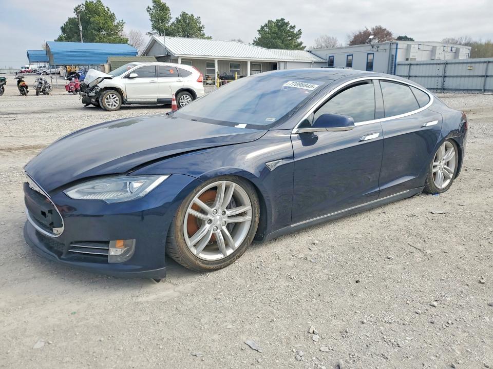 2013 Tesla Model S მანქანა იყიდება აუქციონზე, vin: 5YJSA1CG8DFP04863, აუქციონის ნომერი: 77098845