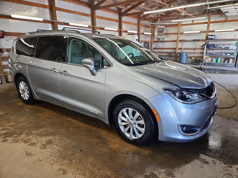 46021126 :رقم المزاد ، 2C4RC1BG1JR236131 vin ، 2018 Chrysler Pacifica مزاد بيع