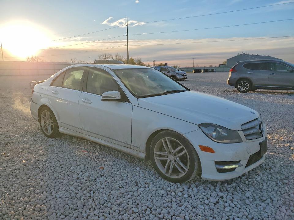 Продажа на аукционе авто 2013 Mercedes-benz C, vin: WDDGF4HB6DR263546, номер лота: 46395076