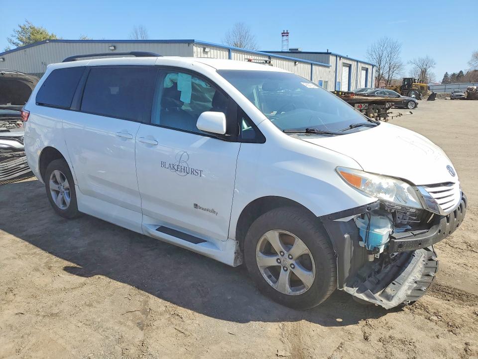 45671766 :رقم المزاد ، 5TDKK3DC7FS561729 vin ، 2015 Toyota Sienna مزاد بيع