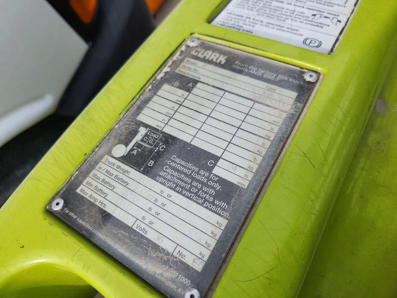 53296636 :رقم المزاد ، ECG35800696843F vin ، 1999 Clark Forklift Forklift مزاد بيع