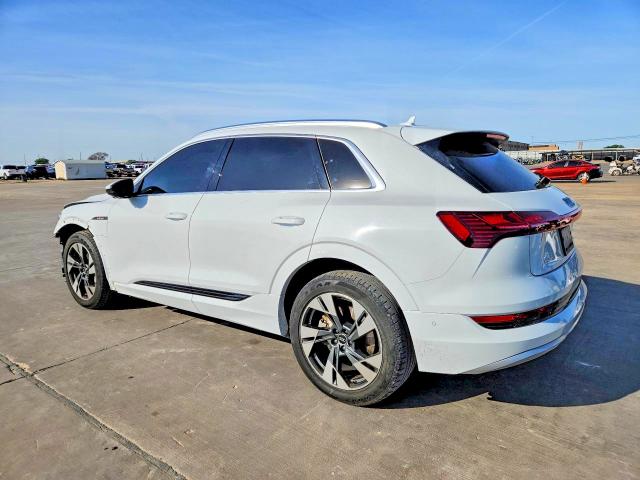 Продаж на аукціоні авто 2022 Audi E-tron, vin: WA1LAAGE3NB027118, номер лоту: 46112386