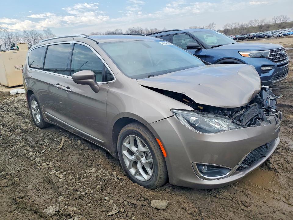 47691086 :رقم المزاد ، 2C4RC1EGXHR743700 vin ، 2017 Chrysler Pacifica مزاد بيع