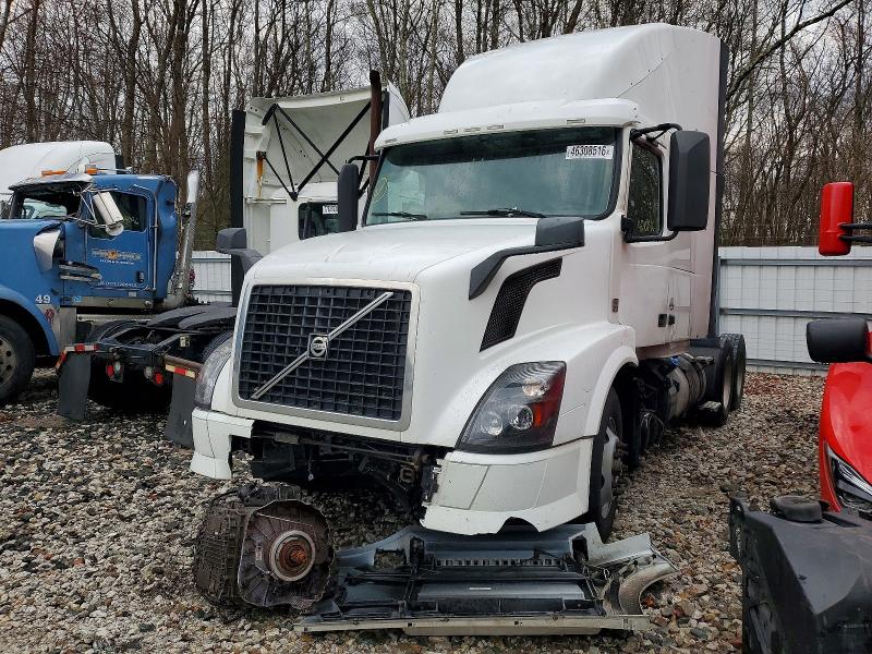 2015 Volvo Vn მანქანა იყიდება აუქციონზე, vin: 4V4NC9DG2FN921371, აუქციონის ნომერი: 46308516