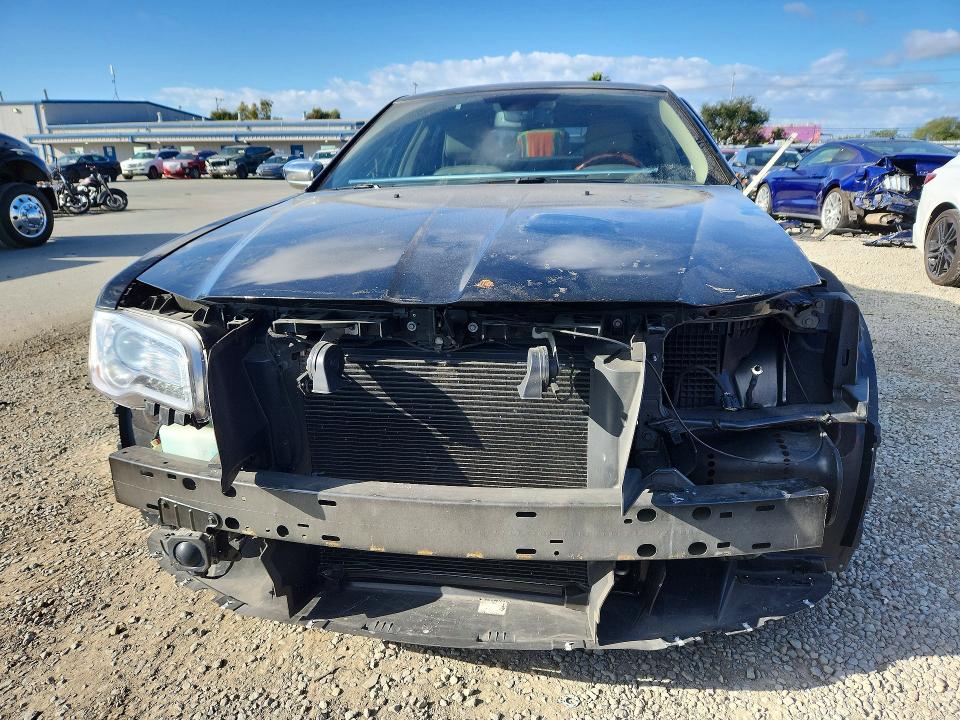 42072796 :رقم المزاد ، 2C3CA6CT1BH598721 vin ، 2011 Chrysler 300c مزاد بيع