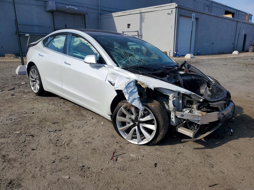 Продажа на аукционе авто 2018 Tesla Model 3, vin: 5YJ3E1EB8JF185884, номер лота: 46848876