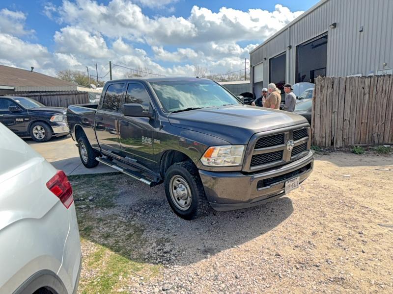 41747526 :رقم المزاد ، 3C6UR4CJ4JG215145 vin ، 2018 Ram 2500 مزاد بيع