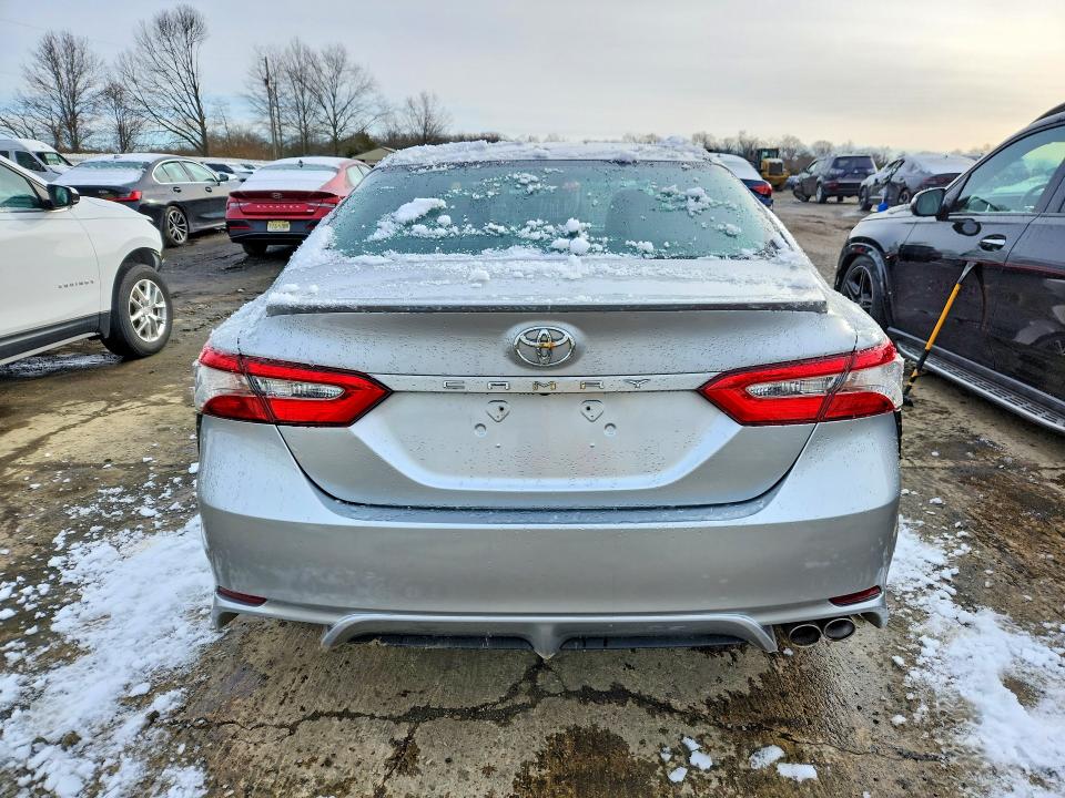 46028646 :رقم المزاد ، 4T1B11HK3JU650545 vin ، 2018 Toyota Camry مزاد بيع