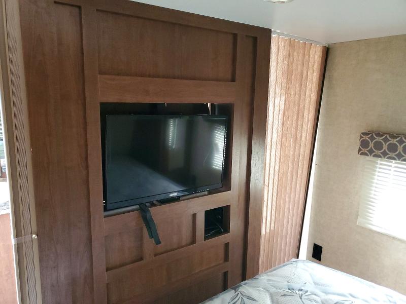 46954126 :رقم المزاد ، 4YDT24B29GN202259 vin ، 2016 Keystone Hideout مزاد بيع