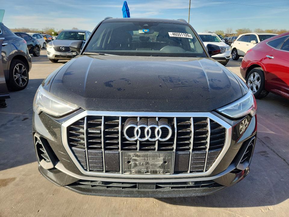 46551126 :رقم المزاد ، WA1EECF32M1050502 vin ، 2021 Audi Q3 مزاد بيع