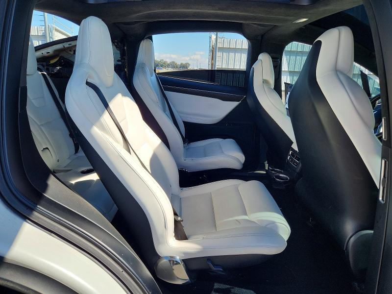 41584866 :رقم المزاد ، 5YJXCBE28HF061203 vin ، 2017 Tesla Model X مزاد بيع