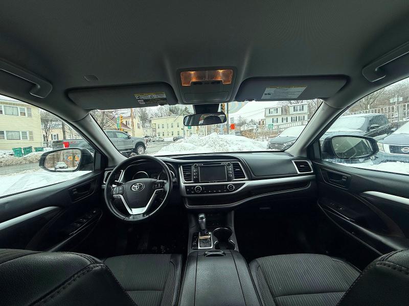 45568616 :رقم المزاد ، 5TDBZRFH5JS910676 vin ، 2018 Toyota Highlander مزاد بيع