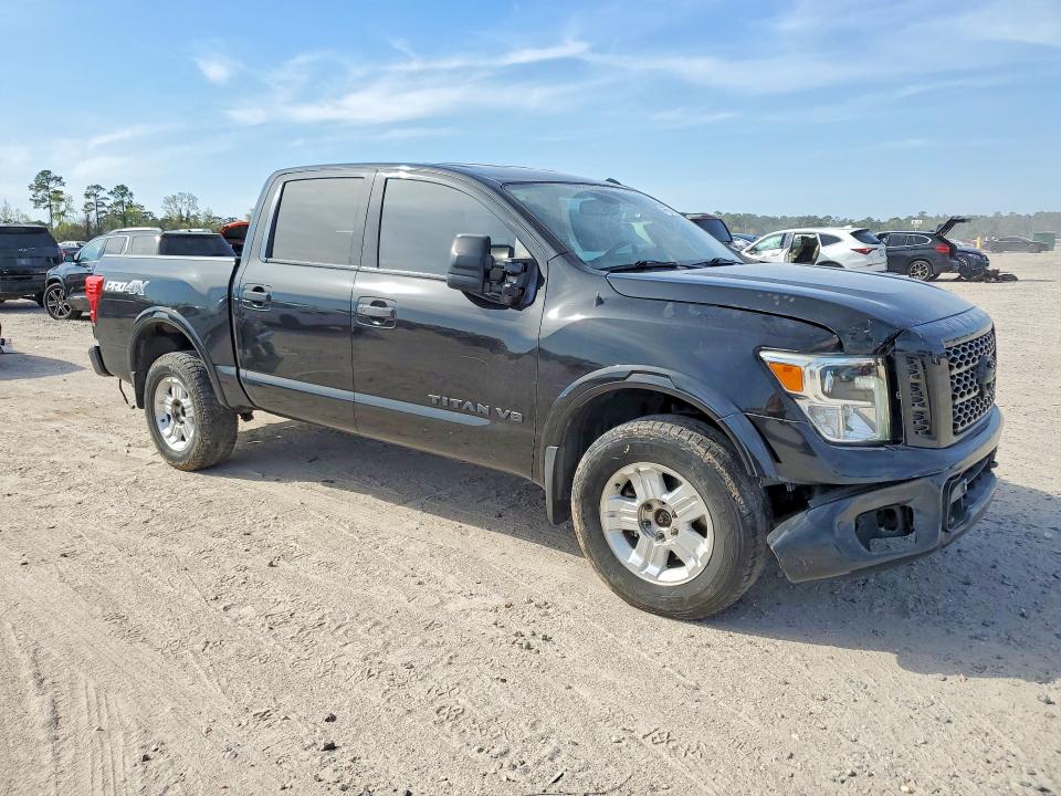 46569426 :رقم المزاد ، 1N6AA1E51JN547579 vin ، 2018 Nissan Titan مزاد بيع