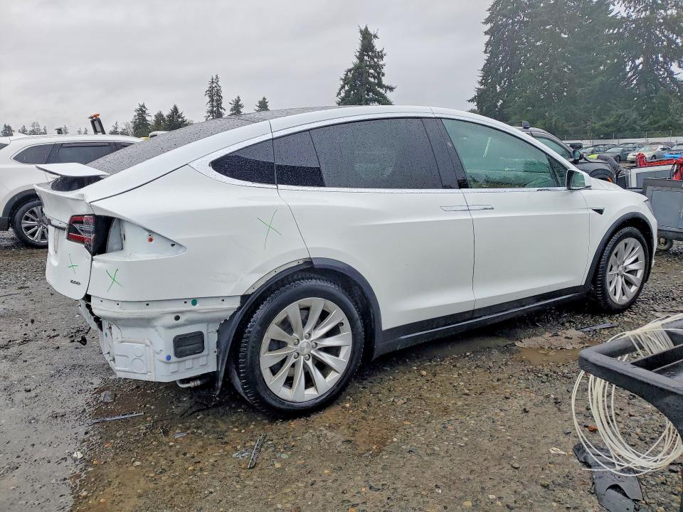 46353546 :رقم المزاد ، 5YJXCBE22JF141666 vin ، 2018 Tesla Model X مزاد بيع