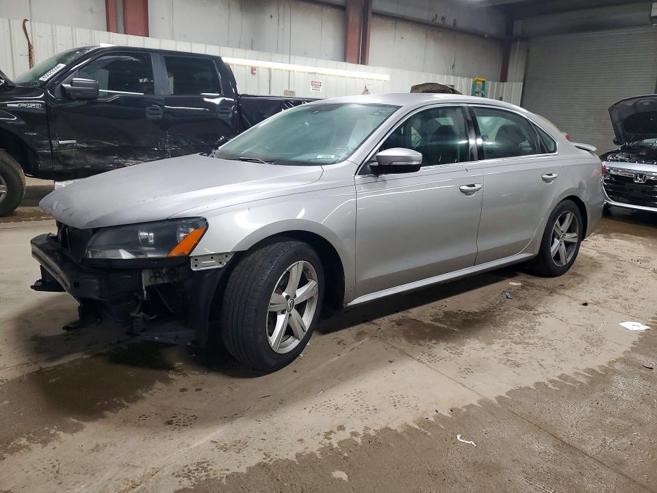 41725706 :رقم المزاد ، 1VWBP7A37DC097981 vin ، 2013 Volkswagen Passat مزاد بيع