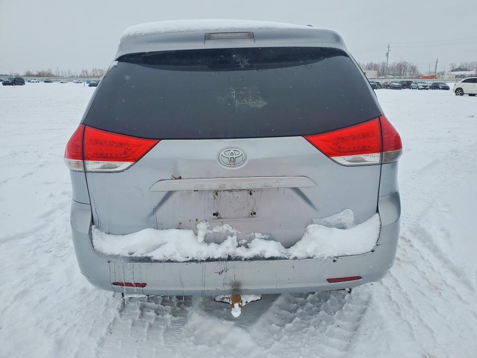 45770136 :رقم المزاد ، 5TDKK3DC5BS018647 vin ، 2011 Toyota Sienna مزاد بيع