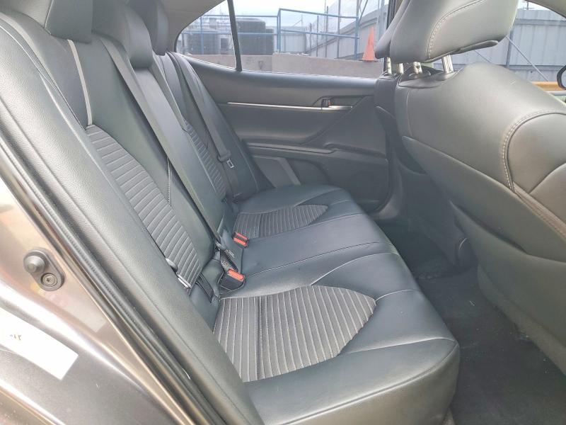 46358276 :رقم المزاد ، 4T1B11HK2JU141840 vin ، 2018 Toyota Camry مزاد بيع