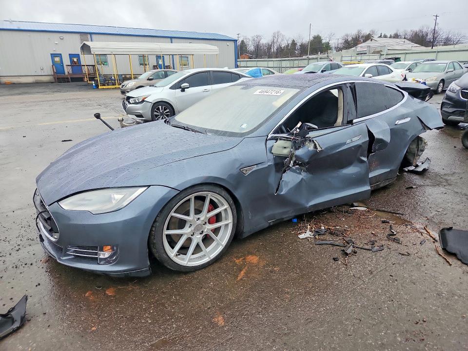 2013 Tesla Model S მანქანა იყიდება აუქციონზე, vin: 5YJSA1CN4DFP20802, აუქციონის ნომერი: 46947216