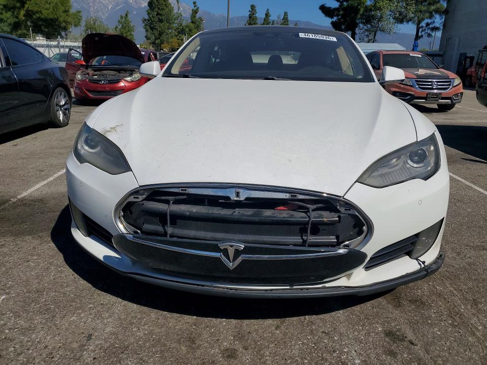 2015 Tesla Model S მანქანა იყიდება აუქციონზე, vin: 5YJSA1E13FF101282, აუქციონის ნომერი: 46185936