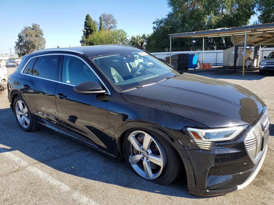 Продаж на аукціоні авто 2019 Audi E-tron, vin: WA1LAAGE4KB024692, номер лоту: 46933976