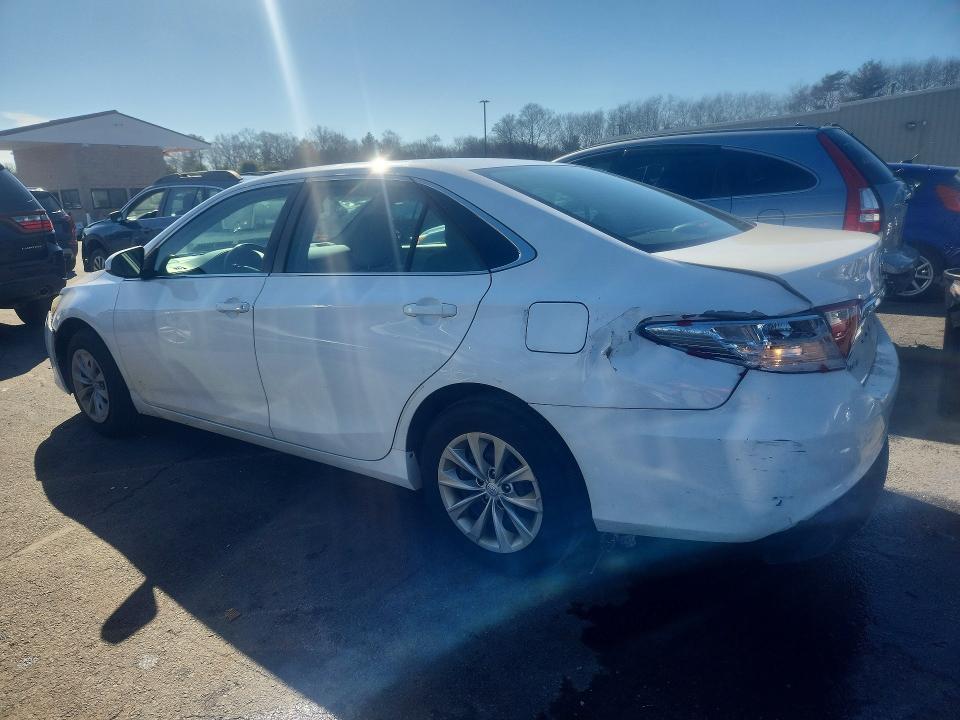 45729536 :رقم المزاد ، 4T1BF1FK4FU926792 vin ، 2015 Toyota Camry مزاد بيع