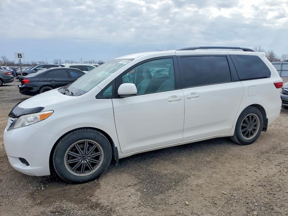 46752176 :رقم المزاد ، 5TDKZ3DC5HS808048 vin ، 2017 Toyota Sienna مزاد بيع