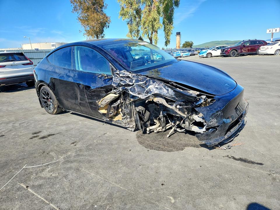 41604876 :رقم المزاد ، 7SAYGDEE8NF552559 vin ، 2022 Tesla Y مزاد بيع