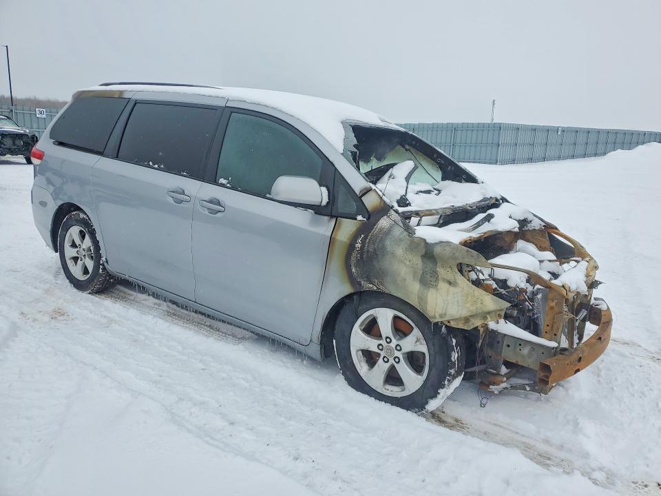 45770136 :رقم المزاد ، 5TDKK3DC5BS018647 vin ، 2011 Toyota Sienna مزاد بيع
