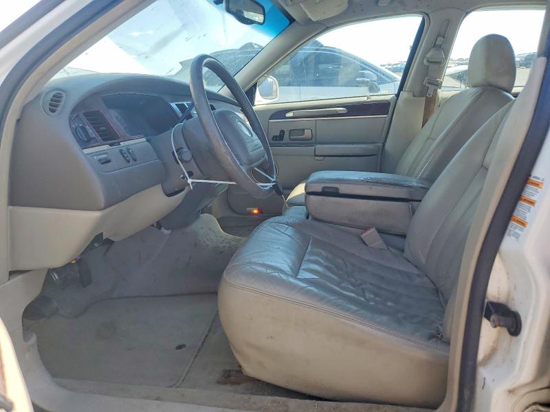 47688906 :رقم المزاد ، 1LNHM81W54Y602226 vin ، 2004 Lincoln Town Car مزاد بيع