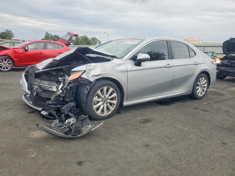 48178526 :رقم المزاد ، 4T1B11HK8KU829973 vin ، 2019 Toyota Camry مزاد بيع