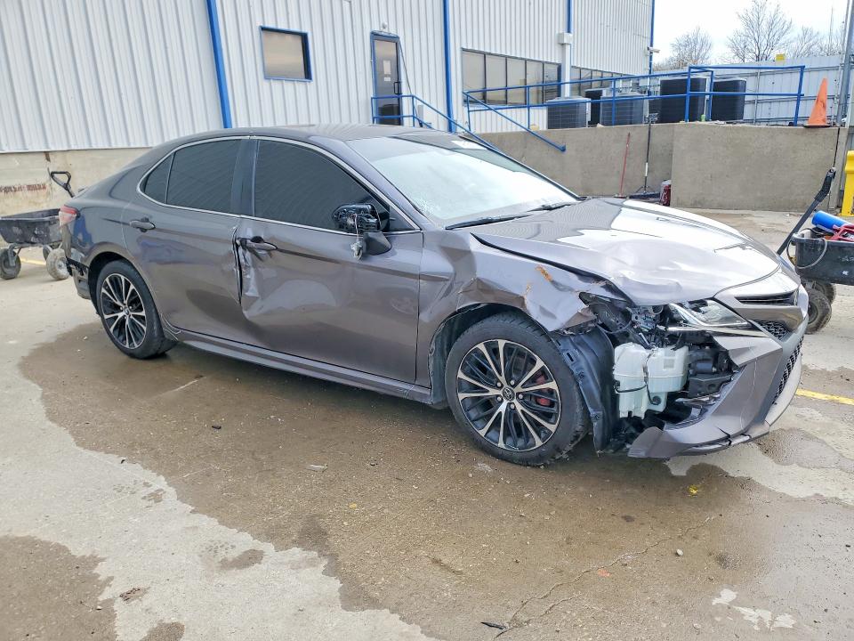 46358276 :رقم المزاد ، 4T1B11HK2JU141840 vin ، 2018 Toyota Camry مزاد بيع