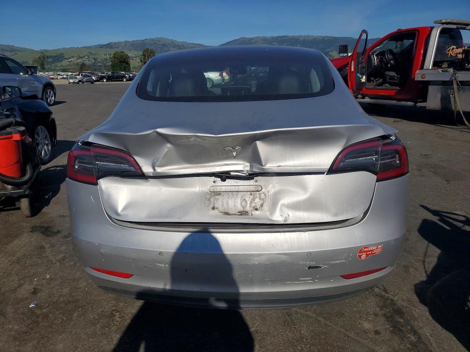 46400276 :رقم المزاد ، 5YJ3E1EA2JF052187 vin ، 2018 Tesla Model 3 مزاد بيع